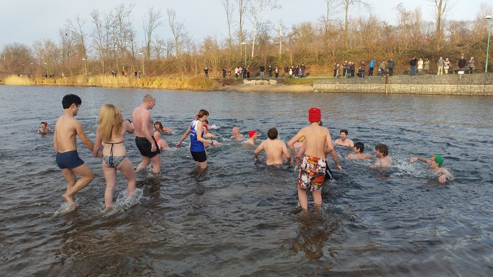 16. Neujahrsschwimmen Bertasee/Parallelkanal. Bild Peter Klugiewicz